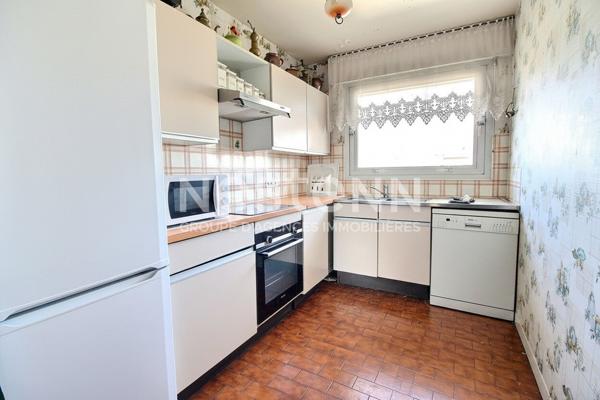 Appartement Courbevoie 4 pièces traversant vue Paris et la Défense balcons lumineux DPE D