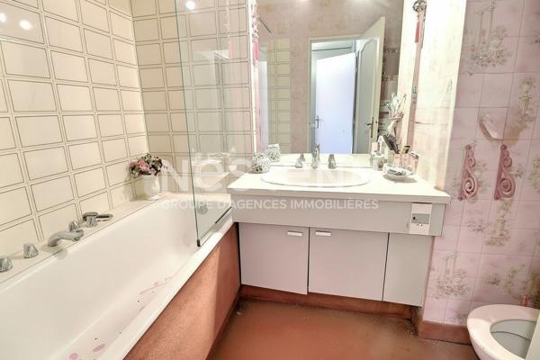 Appartement Courbevoie 4 pièces traversant vue Paris et la Défense balcons lumineux DPE D
