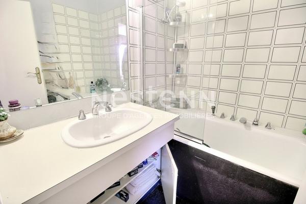 Appartement Courbevoie 4 pièces traversant vue Paris et la Défense balcons lumineux DPE D