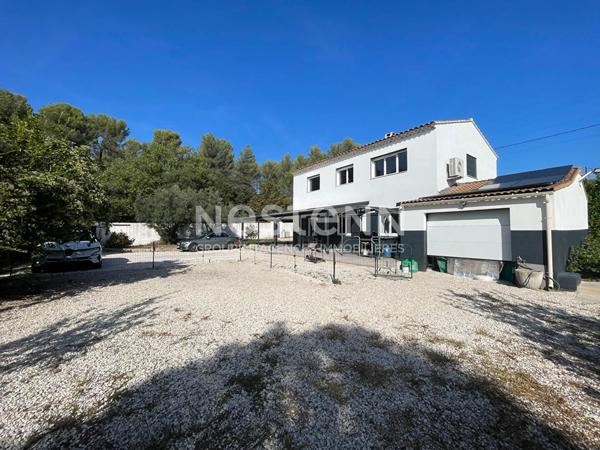 Maison Mimet 5 pièces 166 m2. Terrain 1430 m². Piscine. Calme. Prestations et matériaux de qualité. Stationnement.