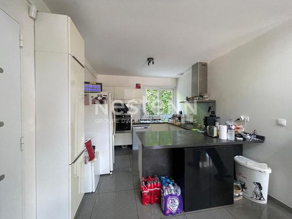 Maison Mimet 5 pièces 166 m2. Terrain 1430 m². Piscine. Calme. Prestations et matériaux de qualité. Stationnement.