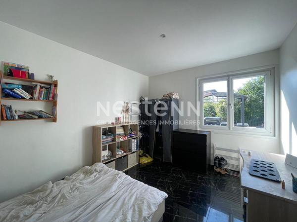 Maison Mimet 5 pièces 166 m2. Terrain 1430 m². Piscine. Calme. Prestations et matériaux de qualité. Stationnement.