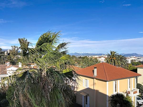 Antibes Centre ? En Villa ? 3 Pièces Dernier Étage ? Tout à Pied ? Garage