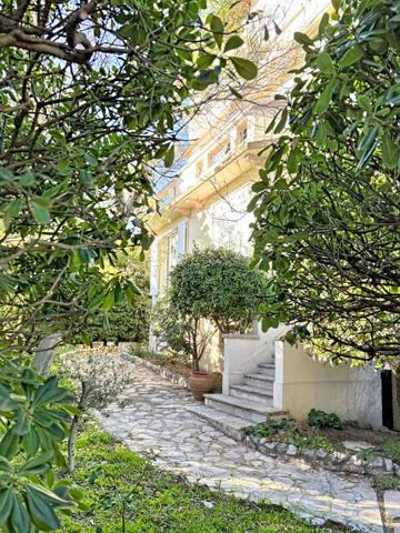 Antibes Centre ? En Villa ? 3 Pièces Dernier Étage ? Tout à Pied ? Garage