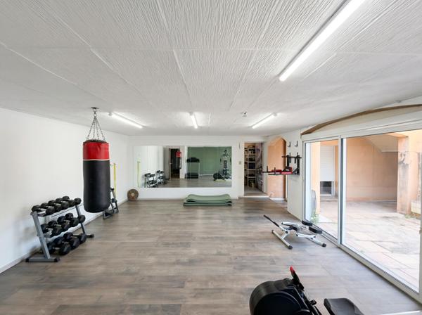 Gardanne (13120) - Propriété 293 m² avec dépendances et piscine sur une parcelle de 10 000 m² .
