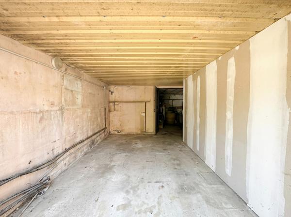 Gardanne (13120) - Propriété 293 m² avec dépendances et piscine sur une parcelle de 10 000 m² .
