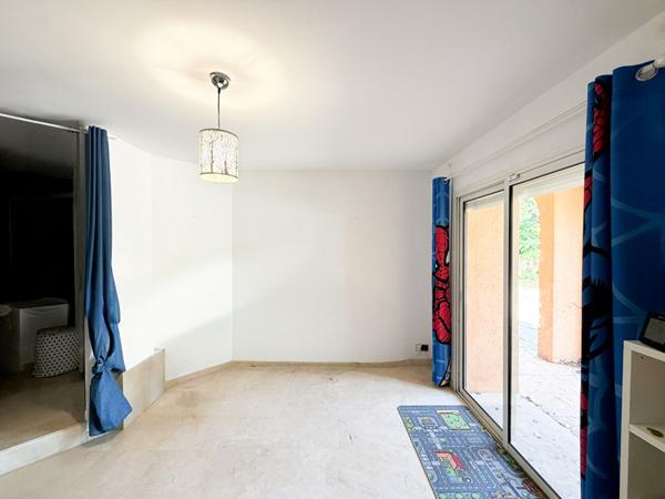 Gardanne (13120) - Propriété 293 m² avec dépendances et piscine sur une parcelle de 10 000 m² .