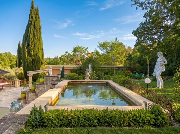 Gardanne (13120) - Propriété 293 m² avec dépendances et piscine sur une parcelle de 10 000 m² .