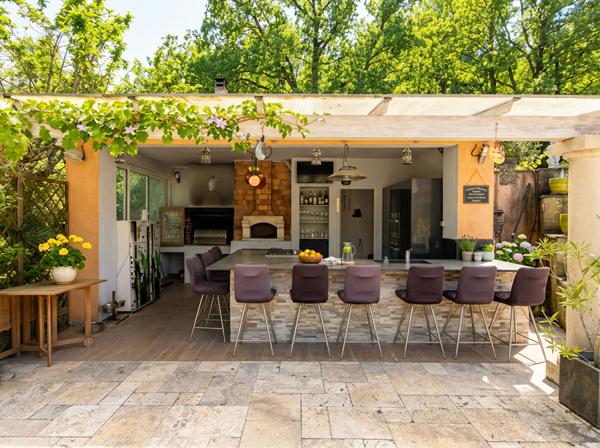 Gardanne (13120) - Propriété 293 m² avec dépendances et piscine sur une parcelle de 10 000 m² .