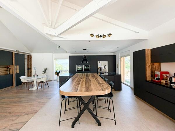 Gardanne (13120) - Propriété 293 m² avec dépendances et piscine sur une parcelle de 10 000 m² .