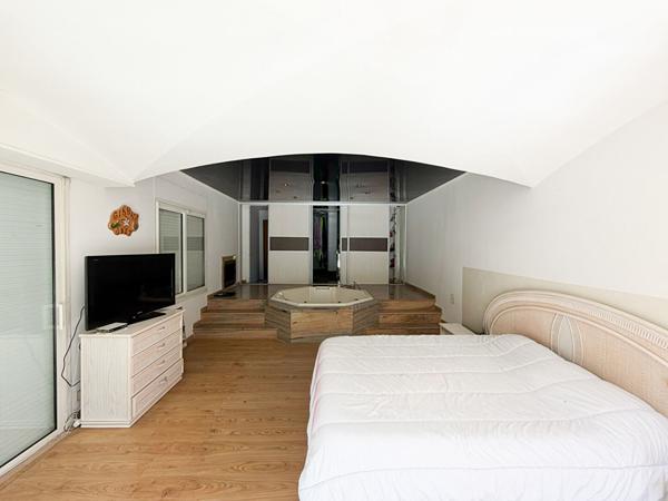 Gardanne (13120) - Propriété 293 m² avec dépendances et piscine sur une parcelle de 10 000 m² .