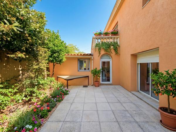 Gardanne (13120) - Propriété 293 m² avec dépendances et piscine sur une parcelle de 10 000 m² .