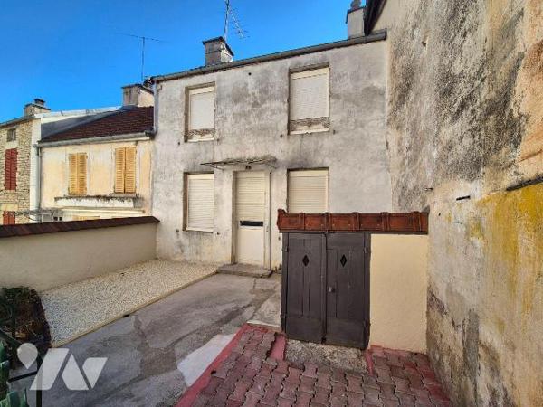 A Essoyes, le village de Renoir, maison de village avec courette et caves. Elle est composée en...