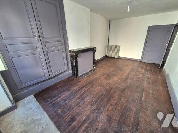 A Essoyes, le village de Renoir, maison de village avec courette et caves. Elle est composée en...