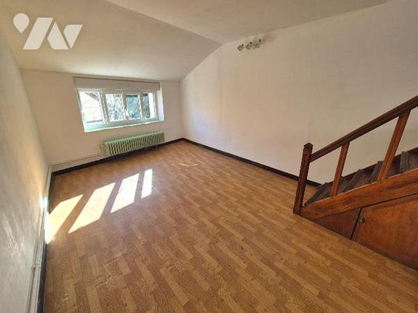 A Essoyes, le village de Renoir, maison de village avec courette et caves. Elle est composée en...