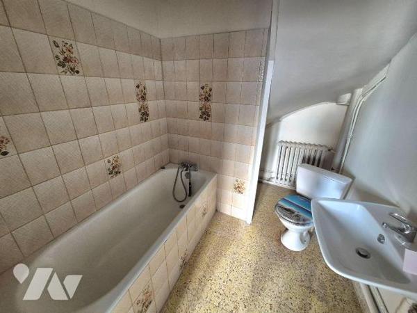 A Essoyes, le village de Renoir, maison de village avec courette et caves. Elle est composée en...