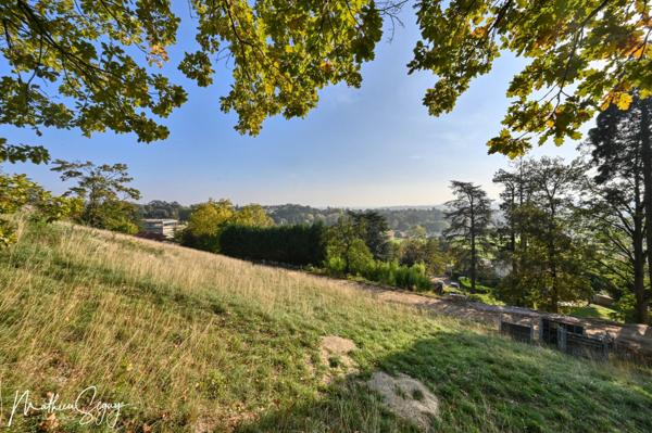 Terrain constructible de 1 200,00 m², dans un cadre calme et verdoyant