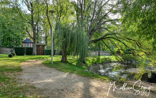 Terrain constructible de 1 200,00 m², dans un cadre calme et verdoyant