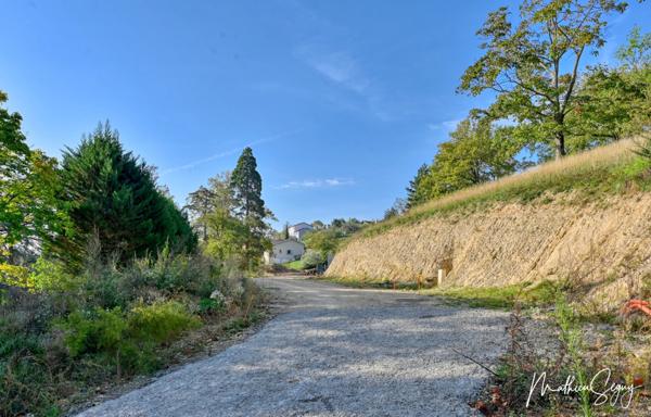 Terrain constructible de 1 200,00 m², dans un cadre calme et verdoyant