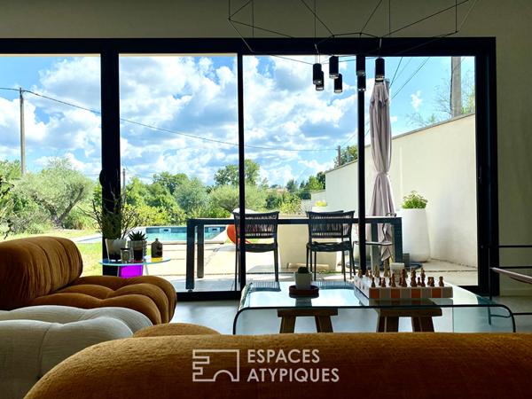 Cette villa moderne a tissé en Ardèche, un cadre de vie sur mesure