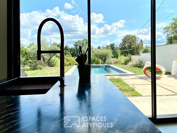 Cette villa moderne a tissé en Ardèche, un cadre de vie sur mesure
