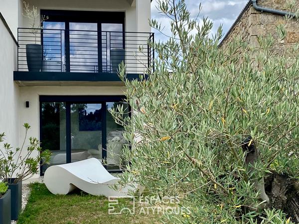 Cette villa moderne a tissé en Ardèche, un cadre de vie sur mesure