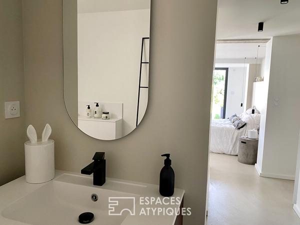 Cette villa moderne a tissé en Ardèche, un cadre de vie sur mesure