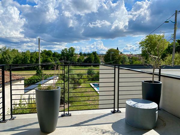 Cette villa moderne a tissé en Ardèche, un cadre de vie sur mesure
