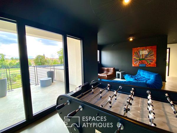 Cette villa moderne a tissé en Ardèche, un cadre de vie sur mesure