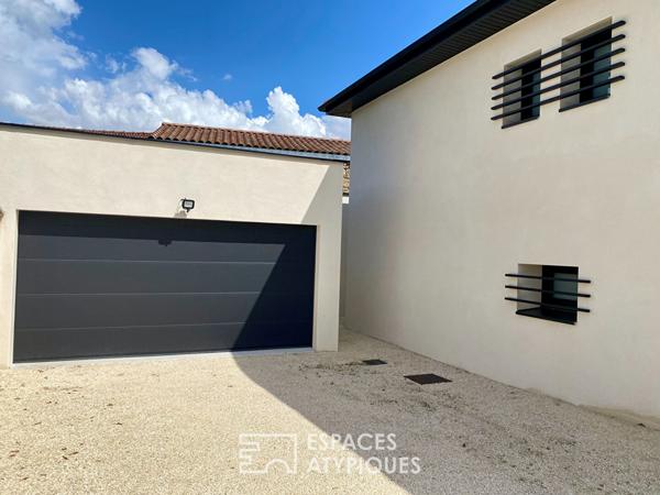 Cette villa moderne a tissé en Ardèche, un cadre de vie sur mesure