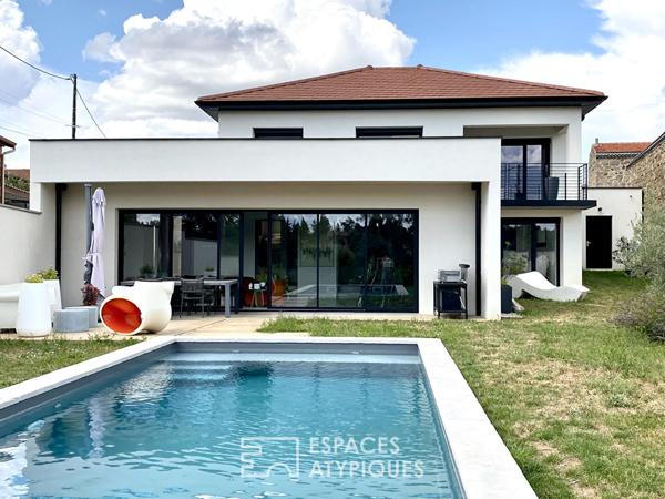 Cette villa moderne a tissé en Ardèche, un cadre de vie sur mesure
