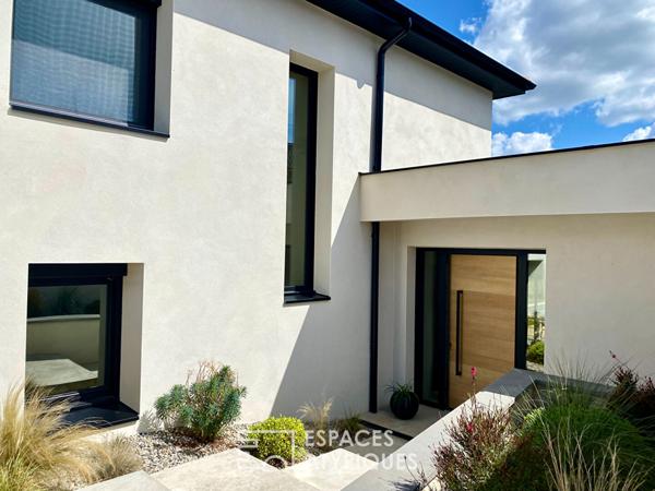 Cette villa moderne a tissé en Ardèche, un cadre de vie sur mesure