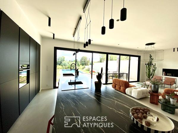 Cette villa moderne a tissé en Ardèche, un cadre de vie sur mesure