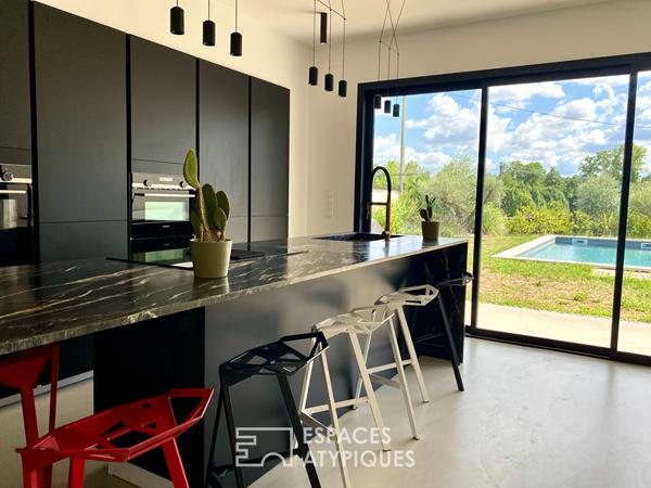 Cette villa moderne a tissé en Ardèche, un cadre de vie sur mesure