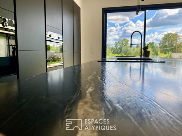 Cette villa moderne a tissé en Ardèche, un cadre de vie sur mesure