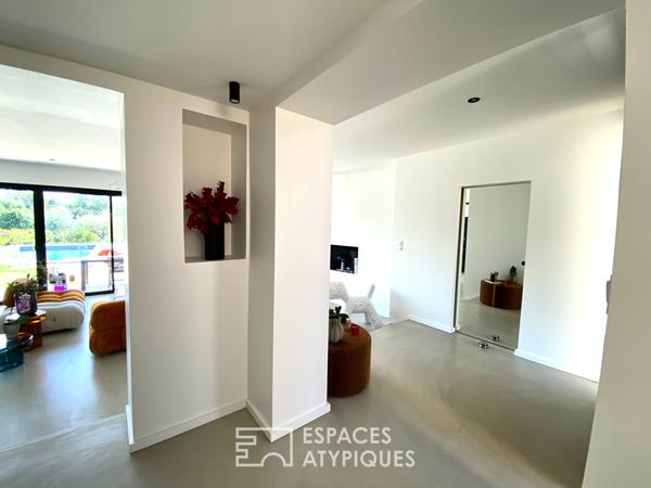 Cette villa moderne a tissé en Ardèche, un cadre de vie sur mesure