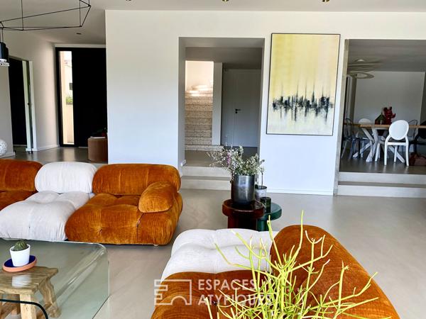 Cette villa moderne a tissé en Ardèche, un cadre de vie sur mesure