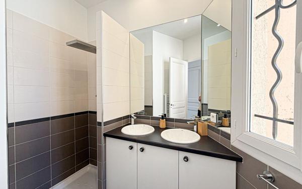 Immeuble à vendre    8 pièces •  Cannes