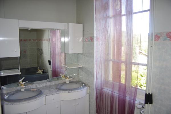 Axe Chauffailles/ Charlieu maison en pierres 3ch 980 m² possibilité seconde maison de plain pied