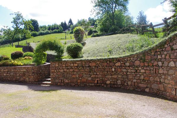 Axe Chauffailles/ Charlieu maison en pierres 3ch 980 m² possibilité seconde maison de plain pied