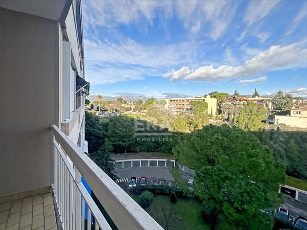 Appartement 5 pièces traversant 106 m²  Marseille 13012