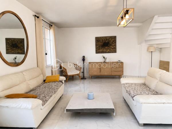 Maison familiale aux beaux volumes, au calme d’une impasse

Au cœur d’un village apprécié pour son cadre de vie et sa proximité avec les commodités, cette maison d’environ 135 m² est implantée sur une parcelle de 436 m², en fond d’impasse. Elle offre un environnement paisible et se prête particulièrement bien à une vie de famille, avec ses beaux volumes et ses quatre chambres.

Dès l’entrée, vous découvrez une vaste pièce de vie d’environ 50 m², véritable cœur de la maison. Très lumineuse, elle bénéficie de plusieurs baies vitrées donnant sur l’extérieur et laissant entrer largement la lumière. Ses beaux volumes permettent de créer un espace salon et salle à manger confortable, idéal au quotidien comme pour recevoir.
Dans son prolongement, une cuisine fermée d’environ 12 m², aménagée et équipée, offre un espace fonctionnel et indépendant. Un WC séparé complète ce niveau.

À l’étage, le palier dessert l’espace nuit composé de quatre chambres, aux superficies confortables : environ 12 m², 14 m², 12 m² et 11 m². Toutes disposent de placards intégrés, un véritable atout pour optimiser les espaces de rangement. Parmi elles, une suite parentale bénéficie de sa propre salle d’eau. Une salle de bains ainsi qu’un WC séparé complètent cet étage.

À l’extérieur, le terrain de 436 m² s’inscrit dans le prolongement de cet environnement calme et agréable. Située en fond d’impasse, la maison profite d’une atmosphère paisible et d’un extérieur facile à aménager.

Un garage attenant d’environ 16 m² vient compléter la maison, ainsi qu’une place de parking privative.

La maison est située au sein d’une **copropriété**.

Les atouts de ce bien :
• Environnement calme, en impasse
• Beaux volumes lumineux
• 50 m² de pièce de vie
• Possibilité de créer une 5ᵉ chambre au rez-de-chaussée
• Placards intégrés dans les chambres

Contactez moi pour plus d'informations et pour organiser une visite !