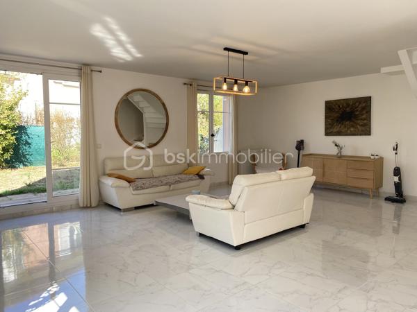 Maison familiale aux beaux volumes, au calme d’une impasse

Au cœur d’un village apprécié pour son cadre de vie et sa proximité avec les commodités, cette maison d’environ 135 m² est implantée sur une parcelle de 436 m², en fond d’impasse. Elle offre un environnement paisible et se prête particulièrement bien à une vie de famille, avec ses beaux volumes et ses quatre chambres.

Dès l’entrée, vous découvrez une vaste pièce de vie d’environ 50 m², véritable cœur de la maison. Très lumineuse, elle bénéficie de plusieurs baies vitrées donnant sur l’extérieur et laissant entrer largement la lumière. Ses beaux volumes permettent de créer un espace salon et salle à manger confortable, idéal au quotidien comme pour recevoir.
Dans son prolongement, une cuisine fermée d’environ 12 m², aménagée et équipée, offre un espace fonctionnel et indépendant. Un WC séparé complète ce niveau.

À l’étage, le palier dessert l’espace nuit composé de quatre chambres, aux superficies confortables : environ 12 m², 14 m², 12 m² et 11 m². Toutes disposent de placards intégrés, un véritable atout pour optimiser les espaces de rangement. Parmi elles, une suite parentale bénéficie de sa propre salle d’eau. Une salle de bains ainsi qu’un WC séparé complètent cet étage.

À l’extérieur, le terrain de 436 m² s’inscrit dans le prolongement de cet environnement calme et agréable. Située en fond d’impasse, la maison profite d’une atmosphère paisible et d’un extérieur facile à aménager.

Un garage attenant d’environ 16 m² vient compléter la maison, ainsi qu’une place de parking privative.

La maison est située au sein d’une **copropriété**.

Les atouts de ce bien :
• Environnement calme, en impasse
• Beaux volumes lumineux
• 50 m² de pièce de vie
• Possibilité de créer une 5ᵉ chambre au rez-de-chaussée
• Placards intégrés dans les chambres

Contactez moi pour plus d'informations et pour organiser une visite !