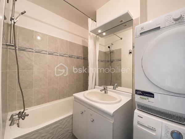 Maison familiale aux beaux volumes, au calme d’une impasse

Au cœur d’un village apprécié pour son cadre de vie et sa proximité avec les commodités, cette maison d’environ 135 m² est implantée sur une parcelle de 436 m², en fond d’impasse. Elle offre un environnement paisible et se prête particulièrement bien à une vie de famille, avec ses beaux volumes et ses quatre chambres.

Dès l’entrée, vous découvrez une vaste pièce de vie d’environ 50 m², véritable cœur de la maison. Très lumineuse, elle bénéficie de plusieurs baies vitrées donnant sur l’extérieur et laissant entrer largement la lumière. Ses beaux volumes permettent de créer un espace salon et salle à manger confortable, idéal au quotidien comme pour recevoir.
Dans son prolongement, une cuisine fermée d’environ 12 m², aménagée et équipée, offre un espace fonctionnel et indépendant. Un WC séparé complète ce niveau.

À l’étage, le palier dessert l’espace nuit composé de quatre chambres, aux superficies confortables : environ 12 m², 14 m², 12 m² et 11 m². Toutes disposent de placards intégrés, un véritable atout pour optimiser les espaces de rangement. Parmi elles, une suite parentale bénéficie de sa propre salle d’eau. Une salle de bains ainsi qu’un WC séparé complètent cet étage.

À l’extérieur, le terrain de 436 m² s’inscrit dans le prolongement de cet environnement calme et agréable. Située en fond d’impasse, la maison profite d’une atmosphère paisible et d’un extérieur facile à aménager.

Un garage attenant d’environ 16 m² vient compléter la maison, ainsi qu’une place de parking privative.

La maison est située au sein d’une **copropriété**.

Les atouts de ce bien :
• Environnement calme, en impasse
• Beaux volumes lumineux
• 50 m² de pièce de vie
• Possibilité de créer une 5ᵉ chambre au rez-de-chaussée
• Placards intégrés dans les chambres

Contactez moi pour plus d'informations et pour organiser une visite !
