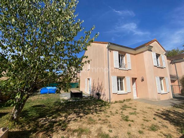 Maison familiale aux beaux volumes, au calme d’une impasse

Au cœur d’un village apprécié pour son cadre de vie et sa proximité avec les commodités, cette maison d’environ 135 m² est implantée sur une parcelle de 436 m², en fond d’impasse. Elle offre un environnement paisible et se prête particulièrement bien à une vie de famille, avec ses beaux volumes et ses quatre chambres.

Dès l’entrée, vous découvrez une vaste pièce de vie d’environ 50 m², véritable cœur de la maison. Très lumineuse, elle bénéficie de plusieurs baies vitrées donnant sur l’extérieur et laissant entrer largement la lumière. Ses beaux volumes permettent de créer un espace salon et salle à manger confortable, idéal au quotidien comme pour recevoir.
Dans son prolongement, une cuisine fermée d’environ 12 m², aménagée et équipée, offre un espace fonctionnel et indépendant. Un WC séparé complète ce niveau.

À l’étage, le palier dessert l’espace nuit composé de quatre chambres, aux superficies confortables : environ 12 m², 14 m², 12 m² et 11 m². Toutes disposent de placards intégrés, un véritable atout pour optimiser les espaces de rangement. Parmi elles, une suite parentale bénéficie de sa propre salle d’eau. Une salle de bains ainsi qu’un WC séparé complètent cet étage.

À l’extérieur, le terrain de 436 m² s’inscrit dans le prolongement de cet environnement calme et agréable. Située en fond d’impasse, la maison profite d’une atmosphère paisible et d’un extérieur facile à aménager.

Un garage attenant d’environ 16 m² vient compléter la maison, ainsi qu’une place de parking privative.

La maison est située au sein d’une **copropriété**.

Les atouts de ce bien :
• Environnement calme, en impasse
• Beaux volumes lumineux
• 50 m² de pièce de vie
• Possibilité de créer une 5ᵉ chambre au rez-de-chaussée
• Placards intégrés dans les chambres

Contactez moi pour plus d'informations et pour organiser une visite !