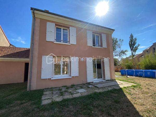 Maison familiale aux beaux volumes, au calme d’une impasse

Au cœur d’un village apprécié pour son cadre de vie et sa proximité avec les commodités, cette maison d’environ 135 m² est implantée sur une parcelle de 436 m², en fond d’impasse. Elle offre un environnement paisible et se prête particulièrement bien à une vie de famille, avec ses beaux volumes et ses quatre chambres.

Dès l’entrée, vous découvrez une vaste pièce de vie d’environ 50 m², véritable cœur de la maison. Très lumineuse, elle bénéficie de plusieurs baies vitrées donnant sur l’extérieur et laissant entrer largement la lumière. Ses beaux volumes permettent de créer un espace salon et salle à manger confortable, idéal au quotidien comme pour recevoir.
Dans son prolongement, une cuisine fermée d’environ 12 m², aménagée et équipée, offre un espace fonctionnel et indépendant. Un WC séparé complète ce niveau.

À l’étage, le palier dessert l’espace nuit composé de quatre chambres, aux superficies confortables : environ 12 m², 14 m², 12 m² et 11 m². Toutes disposent de placards intégrés, un véritable atout pour optimiser les espaces de rangement. Parmi elles, une suite parentale bénéficie de sa propre salle d’eau. Une salle de bains ainsi qu’un WC séparé complètent cet étage.

À l’extérieur, le terrain de 436 m² s’inscrit dans le prolongement de cet environnement calme et agréable. Située en fond d’impasse, la maison profite d’une atmosphère paisible et d’un extérieur facile à aménager.

Un garage attenant d’environ 16 m² vient compléter la maison, ainsi qu’une place de parking privative.

La maison est située au sein d’une **copropriété**.

Les atouts de ce bien :
• Environnement calme, en impasse
• Beaux volumes lumineux
• 50 m² de pièce de vie
• Possibilité de créer une 5ᵉ chambre au rez-de-chaussée
• Placards intégrés dans les chambres

Contactez moi pour plus d'informations et pour organiser une visite !