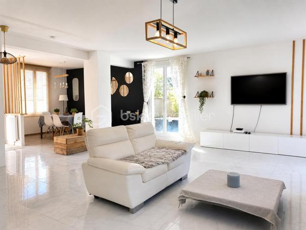 Maison familiale aux beaux volumes, au calme d’une impasse

Au cœur d’un village apprécié pour son cadre de vie et sa proximité avec les commodités, cette maison d’environ 135 m² est implantée sur une parcelle de 436 m², en fond d’impasse. Elle offre un environnement paisible et se prête particulièrement bien à une vie de famille, avec ses beaux volumes et ses quatre chambres.

Dès l’entrée, vous découvrez une vaste pièce de vie d’environ 50 m², véritable cœur de la maison. Très lumineuse, elle bénéficie de plusieurs baies vitrées donnant sur l’extérieur et laissant entrer largement la lumière. Ses beaux volumes permettent de créer un espace salon et salle à manger confortable, idéal au quotidien comme pour recevoir.
Dans son prolongement, une cuisine fermée d’environ 12 m², aménagée et équipée, offre un espace fonctionnel et indépendant. Un WC séparé complète ce niveau.

À l’étage, le palier dessert l’espace nuit composé de quatre chambres, aux superficies confortables : environ 12 m², 14 m², 12 m² et 11 m². Toutes disposent de placards intégrés, un véritable atout pour optimiser les espaces de rangement. Parmi elles, une suite parentale bénéficie de sa propre salle d’eau. Une salle de bains ainsi qu’un WC séparé complètent cet étage.

À l’extérieur, le terrain de 436 m² s’inscrit dans le prolongement de cet environnement calme et agréable. Située en fond d’impasse, la maison profite d’une atmosphère paisible et d’un extérieur facile à aménager.

Un garage attenant d’environ 16 m² vient compléter la maison, ainsi qu’une place de parking privative.

La maison est située au sein d’une **copropriété**.

Les atouts de ce bien :
• Environnement calme, en impasse
• Beaux volumes lumineux
• 50 m² de pièce de vie
• Possibilité de créer une 5ᵉ chambre au rez-de-chaussée
• Placards intégrés dans les chambres

Contactez moi pour plus d'informations et pour organiser une visite !