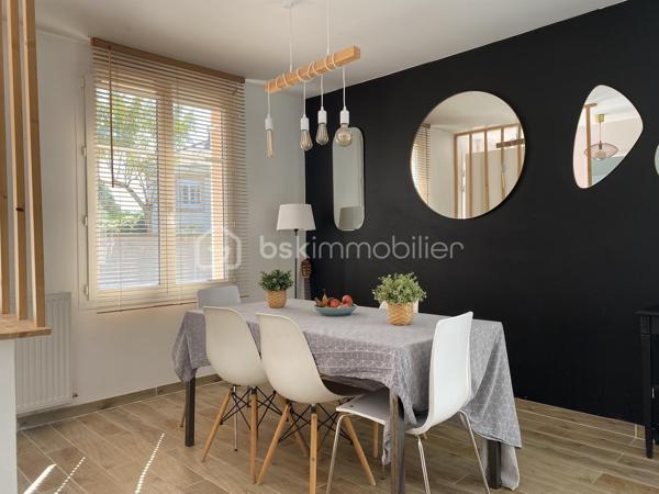 Maison familiale aux beaux volumes, au calme d’une impasse

Au cœur d’un village apprécié pour son cadre de vie et sa proximité avec les commodités, cette maison d’environ 135 m² est implantée sur une parcelle de 436 m², en fond d’impasse. Elle offre un environnement paisible et se prête particulièrement bien à une vie de famille, avec ses beaux volumes et ses quatre chambres.

Dès l’entrée, vous découvrez une vaste pièce de vie d’environ 50 m², véritable cœur de la maison. Très lumineuse, elle bénéficie de plusieurs baies vitrées donnant sur l’extérieur et laissant entrer largement la lumière. Ses beaux volumes permettent de créer un espace salon et salle à manger confortable, idéal au quotidien comme pour recevoir.
Dans son prolongement, une cuisine fermée d’environ 12 m², aménagée et équipée, offre un espace fonctionnel et indépendant. Un WC séparé complète ce niveau.

À l’étage, le palier dessert l’espace nuit composé de quatre chambres, aux superficies confortables : environ 12 m², 14 m², 12 m² et 11 m². Toutes disposent de placards intégrés, un véritable atout pour optimiser les espaces de rangement. Parmi elles, une suite parentale bénéficie de sa propre salle d’eau. Une salle de bains ainsi qu’un WC séparé complètent cet étage.

À l’extérieur, le terrain de 436 m² s’inscrit dans le prolongement de cet environnement calme et agréable. Située en fond d’impasse, la maison profite d’une atmosphère paisible et d’un extérieur facile à aménager.

Un garage attenant d’environ 16 m² vient compléter la maison, ainsi qu’une place de parking privative.

La maison est située au sein d’une **copropriété**.

Les atouts de ce bien :
• Environnement calme, en impasse
• Beaux volumes lumineux
• 50 m² de pièce de vie
• Possibilité de créer une 5ᵉ chambre au rez-de-chaussée
• Placards intégrés dans les chambres

Contactez moi pour plus d'informations et pour organiser une visite !