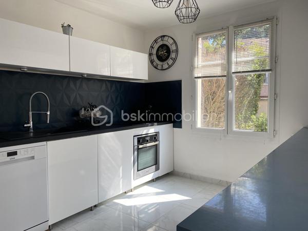 Maison familiale aux beaux volumes, au calme d’une impasse

Au cœur d’un village apprécié pour son cadre de vie et sa proximité avec les commodités, cette maison d’environ 135 m² est implantée sur une parcelle de 436 m², en fond d’impasse. Elle offre un environnement paisible et se prête particulièrement bien à une vie de famille, avec ses beaux volumes et ses quatre chambres.

Dès l’entrée, vous découvrez une vaste pièce de vie d’environ 50 m², véritable cœur de la maison. Très lumineuse, elle bénéficie de plusieurs baies vitrées donnant sur l’extérieur et laissant entrer largement la lumière. Ses beaux volumes permettent de créer un espace salon et salle à manger confortable, idéal au quotidien comme pour recevoir.
Dans son prolongement, une cuisine fermée d’environ 12 m², aménagée et équipée, offre un espace fonctionnel et indépendant. Un WC séparé complète ce niveau.

À l’étage, le palier dessert l’espace nuit composé de quatre chambres, aux superficies confortables : environ 12 m², 14 m², 12 m² et 11 m². Toutes disposent de placards intégrés, un véritable atout pour optimiser les espaces de rangement. Parmi elles, une suite parentale bénéficie de sa propre salle d’eau. Une salle de bains ainsi qu’un WC séparé complètent cet étage.

À l’extérieur, le terrain de 436 m² s’inscrit dans le prolongement de cet environnement calme et agréable. Située en fond d’impasse, la maison profite d’une atmosphère paisible et d’un extérieur facile à aménager.

Un garage attenant d’environ 16 m² vient compléter la maison, ainsi qu’une place de parking privative.

La maison est située au sein d’une **copropriété**.

Les atouts de ce bien :
• Environnement calme, en impasse
• Beaux volumes lumineux
• 50 m² de pièce de vie
• Possibilité de créer une 5ᵉ chambre au rez-de-chaussée
• Placards intégrés dans les chambres

Contactez moi pour plus d'informations et pour organiser une visite !