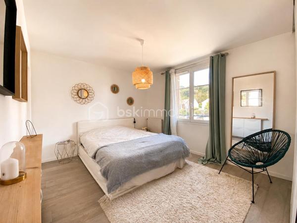 Maison familiale aux beaux volumes, au calme d’une impasse

Au cœur d’un village apprécié pour son cadre de vie et sa proximité avec les commodités, cette maison d’environ 135 m² est implantée sur une parcelle de 436 m², en fond d’impasse. Elle offre un environnement paisible et se prête particulièrement bien à une vie de famille, avec ses beaux volumes et ses quatre chambres.

Dès l’entrée, vous découvrez une vaste pièce de vie d’environ 50 m², véritable cœur de la maison. Très lumineuse, elle bénéficie de plusieurs baies vitrées donnant sur l’extérieur et laissant entrer largement la lumière. Ses beaux volumes permettent de créer un espace salon et salle à manger confortable, idéal au quotidien comme pour recevoir.
Dans son prolongement, une cuisine fermée d’environ 12 m², aménagée et équipée, offre un espace fonctionnel et indépendant. Un WC séparé complète ce niveau.

À l’étage, le palier dessert l’espace nuit composé de quatre chambres, aux superficies confortables : environ 12 m², 14 m², 12 m² et 11 m². Toutes disposent de placards intégrés, un véritable atout pour optimiser les espaces de rangement. Parmi elles, une suite parentale bénéficie de sa propre salle d’eau. Une salle de bains ainsi qu’un WC séparé complètent cet étage.

À l’extérieur, le terrain de 436 m² s’inscrit dans le prolongement de cet environnement calme et agréable. Située en fond d’impasse, la maison profite d’une atmosphère paisible et d’un extérieur facile à aménager.

Un garage attenant d’environ 16 m² vient compléter la maison, ainsi qu’une place de parking privative.

La maison est située au sein d’une **copropriété**.

Les atouts de ce bien :
• Environnement calme, en impasse
• Beaux volumes lumineux
• 50 m² de pièce de vie
• Possibilité de créer une 5ᵉ chambre au rez-de-chaussée
• Placards intégrés dans les chambres

Contactez moi pour plus d'informations et pour organiser une visite !